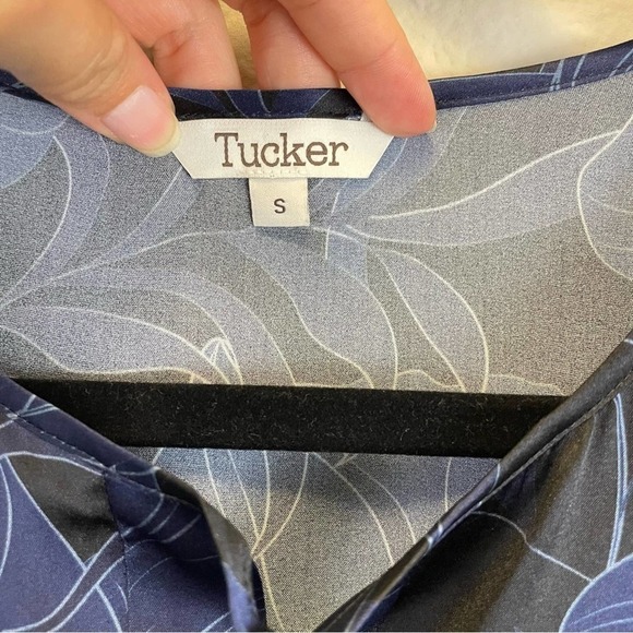 Tucker Floral Silk Floral Tie Neck Blouse Blue Black Size S - Picture 2 of 7